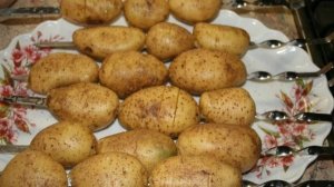 Картошка в фольге на углях