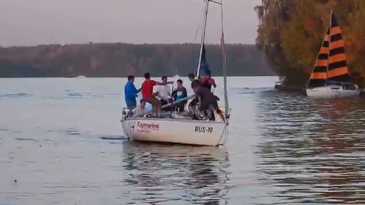 Студенты качают яхту смотреть онлайн