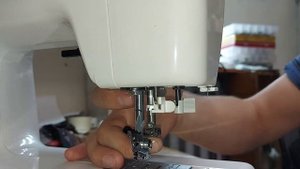 На швейной машинке вылетает игла? Сломался иглодержатель? Решается просто, смотри