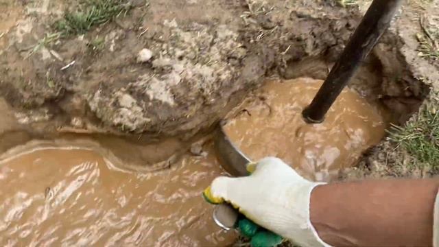 БУРИМ СКВАЖИНЫ ВРУЧНУЮ В КАЖДОМ ДВОРЕ ДЕРЕВНИ смотреть онлайн