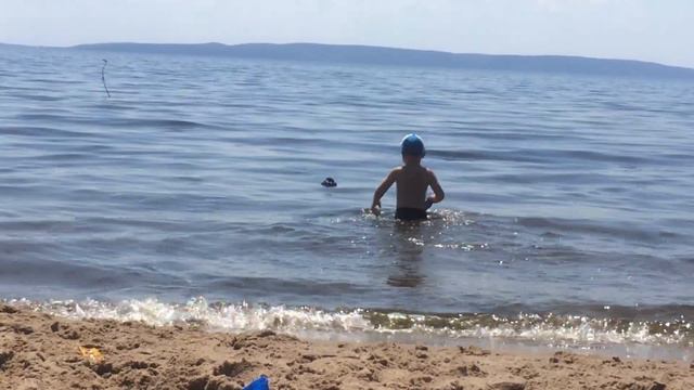 первое в жизни купание в реке смотреть онлайн