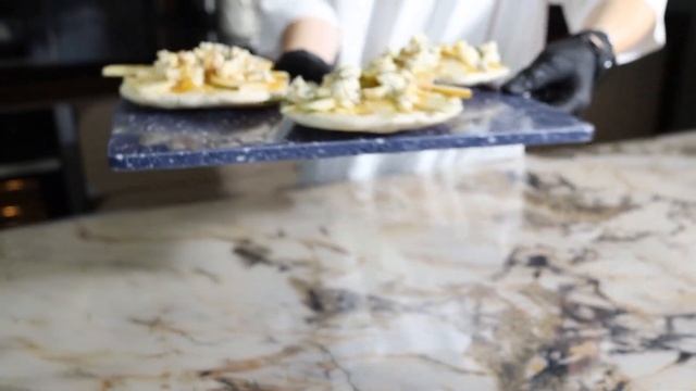 Невероятное сочетание вкуса: груша и горгонзола / Рецепт быстрой пиццы!