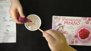 Делаем мыло с детьми из набора от Десятое королевство для изготовления мыла Розочка.mp4