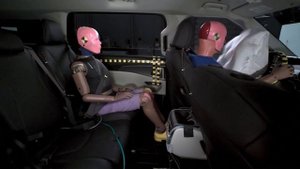 Kia Carnival VS Toyota Sienna – Safety test for back-seat passengers