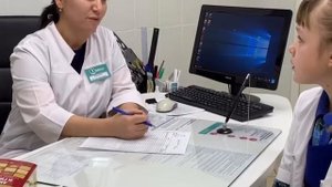 Заботливые дети у врача-уролога