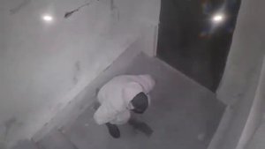 В Аниве подъезд дома стал общественным туалетом