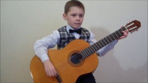 Ребенок играет на гитаре. 1-й класс музыкальной школы. | Child plays guitar