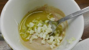 Пицца с белыми грибами и чесночным соусом