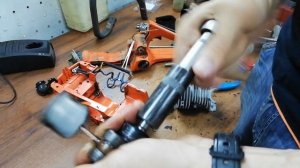 Как снять червяк маслонасоса Husqvarna 137, 142