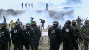 Французской полиции пришлось применить водометы и ...очивый газ, чтобы разогнать демонстрацию в Кале
