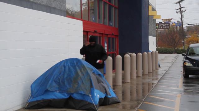 Customers lining up early to buy new PlayStation 4 смотреть онлайн