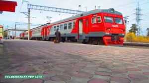 пригородная электричка прибывает на первый путь