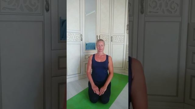 Утренняя практика йоги - разминка и основной комплекс для прохождения энергии по позвоночнику