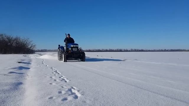 Китайский трактор взбесился и давай кататься по снегу ) смотреть онлайн