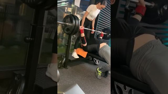 Жим штанги лёжа на брусок 7,5см 130 кг смотреть онлайн