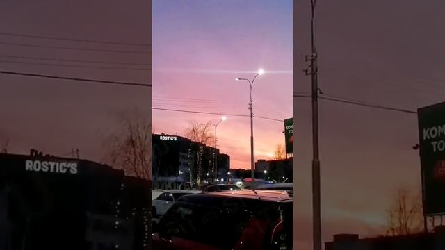 Сегодня закат в Сургуте
Вновь закат разметался пожаром — это ангел на Божьем дворе жжет охапку дневн