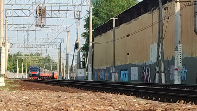 Электропоезда ЭП2Д-0067 и ЭД4М-0193 "Июньская нормальная погода" на платформе Косино