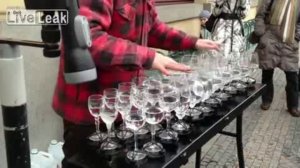 Виртуоз игры на стаканах