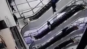 В Узбекистане дедушка с внучкой упали с эскалатора