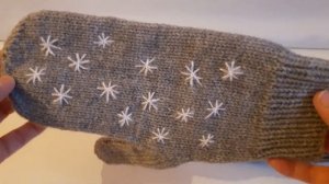 Мужские варежки с вышивкой . Варежки со снежинками на заказ .