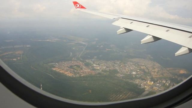 Облачно-зеленая посадка в Куала-Лумпуре параллельно другому самолету. Малайзия. Landing Kuala Lumpu смотреть онлайн