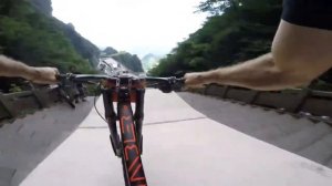 СПУСК НА ВЕЛОСИПЕДЕ ОТ ПЕРВОГО ЛИЦА ТРЮКИ СО СПУСКОМ zonara