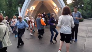 ДЕВОЧКА В ПЛАТЬЕ ИЗ СИТЦА!/ТАНЦЫ В ПАРКЕ ГОРЬКОГО ХАРЬКОВ ИЮНЬ 2021