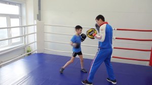 Тренировка по боксу для детей. Отработка ударов по лапам
