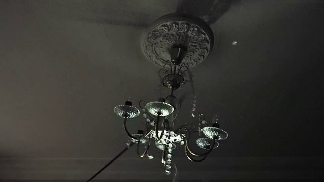 Демонтаж люстры ручкой от подметальной машинки в хрущёвке на проспекте Вернадского
