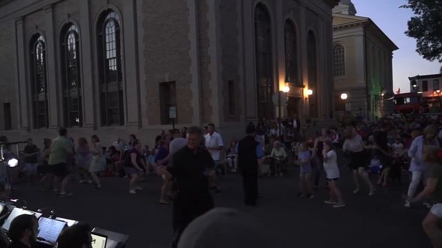 Peppermint Twist with the Silver Tones Swing Band смотреть онлайн