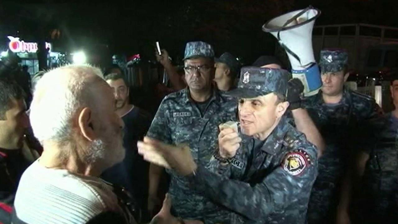 В Ереване в столкновениях у захваченного здания полиции пострадали более полусотни человек