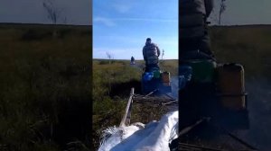 По земле на снегоходе буран.