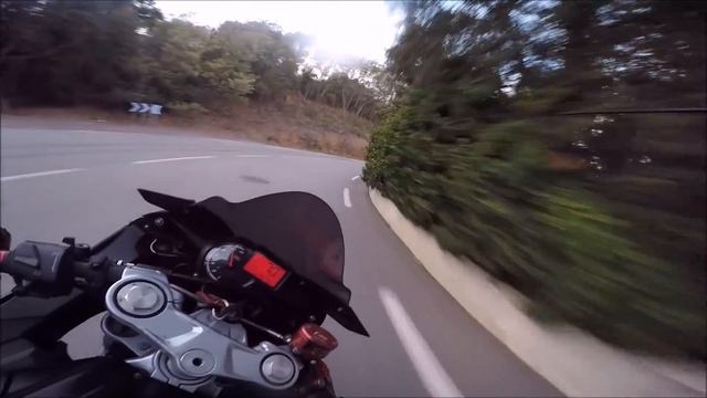 ARSOUILLE SUR LA CORNICHE // IL ÉVITE LE CRASH // WHEELING // APRILIA RS4 смотреть онлайн