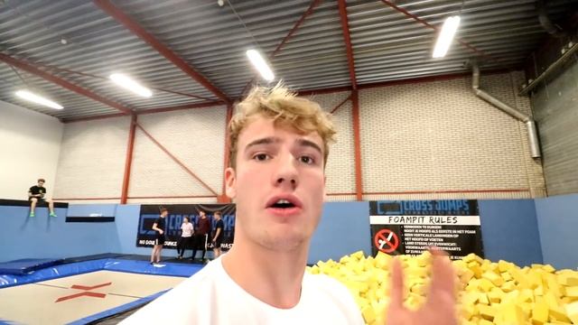 FLIPPING GAME VS TRAMPOLINE PARK STAFF ! смотреть онлайн