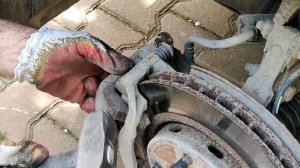 Замена передних колодок на автомобиле Мицубиси Каризма своими руками.