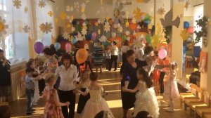 Танец с сотрудниками на Выпускном вечере в детском саду