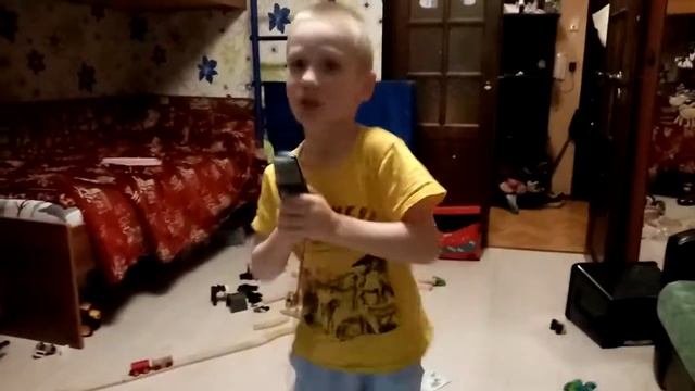 Снимала скрытая камера / караоке!  Влад умеет петь! смотреть онлайн