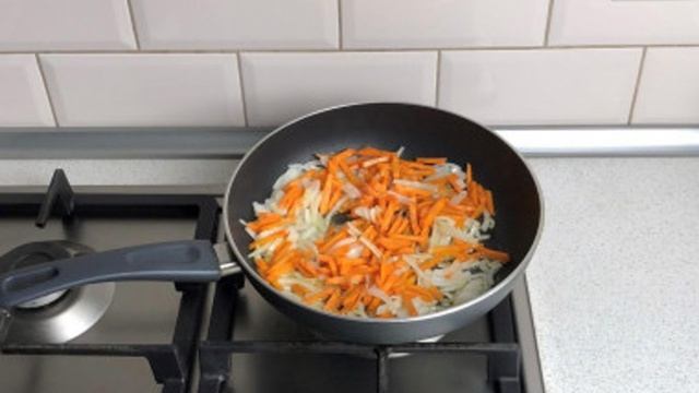 Плов без мяса с овощами морковью и луком на сковороде