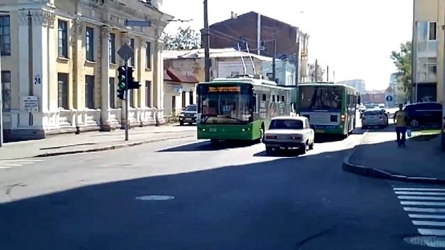 Интересный пешеходный светофор + троллейбус ЛАЗ Е183А1 №2110 Харьков вул.Ковальская смотреть онлайн