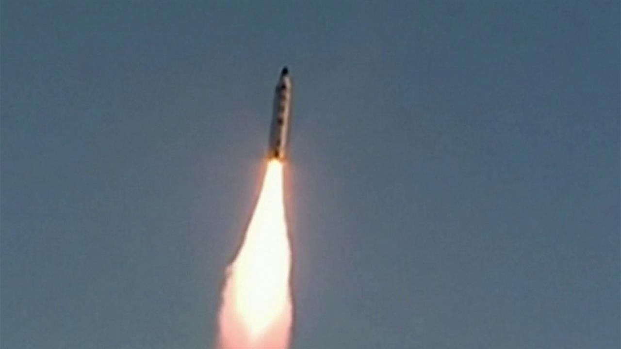 КНДР запустила межконтинентальную ракету нового типа