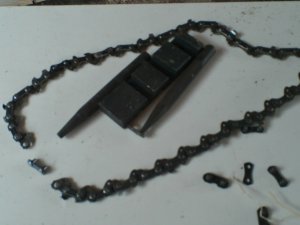 Расклепываю и заклепываю пильную цепь новым китайским приспособлением купленным на алиэкспресс.