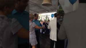 Танец невесты с папой, жениха с мамой и танец трех семей.