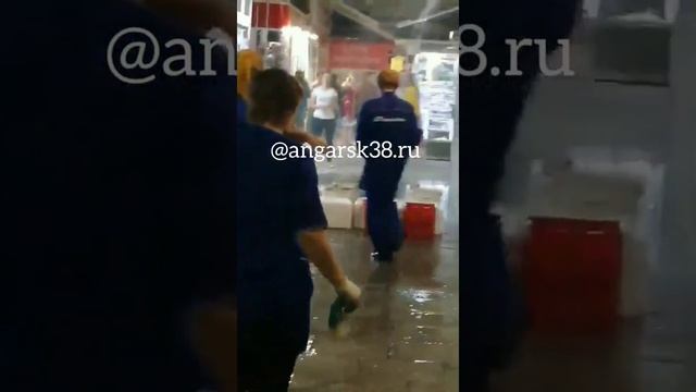 "Шанхайку" в Ангарске заливает во время дождя смотреть онлайн