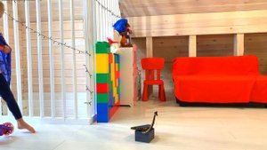 Ева и мама играют с питомцами и устроили домашний зоопарк