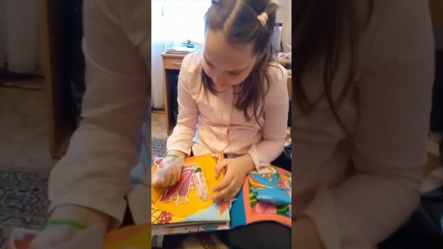 ?Машенька открывает сюрприз от родителей