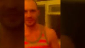 проверяет электрошокер на себе