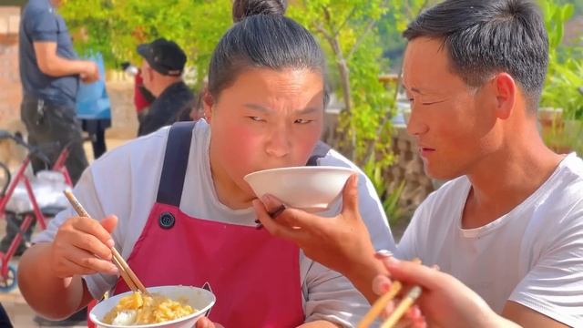 霞姐家又杀猪，丹丹也去帮忙，吃大盆杀猪菜，还带回一块猪板油！【胖手手丹丹】 смотреть онлайн