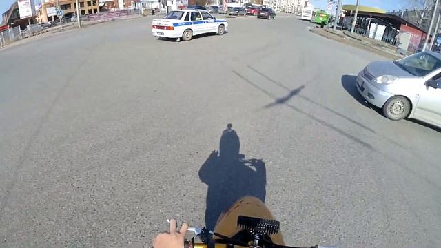 Обогнал ДПС на заднем колесе [STUNT Honda DIO] смотреть онлайн