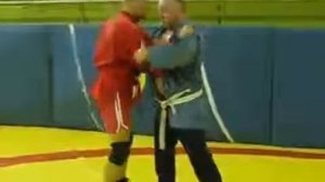 Бросок через плечо с колен с заведением