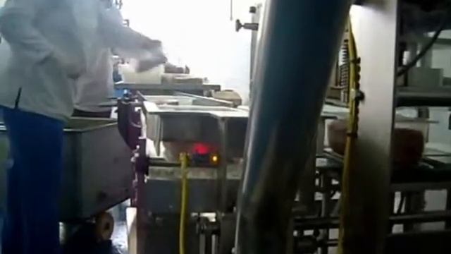 PAO-Q: Автомат для запайки пластиковой тары с вырубкой крышки из рулона